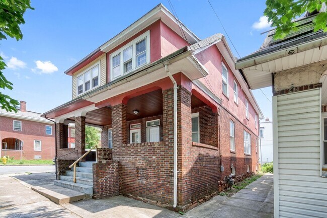 Foto del edificio - Spacious 3 Bedroom, 1.5 Bathroom with large Porch and Backyard