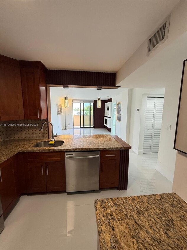 Foto principal - 7125 Bay Dr