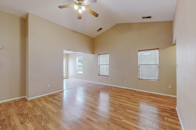 Foto del edificio - 10728 Hatch Dr NW
