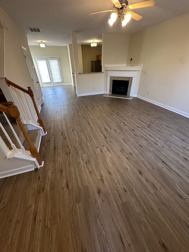 Building Photo - 3 Bd 2.5 Ba end unit townhouse