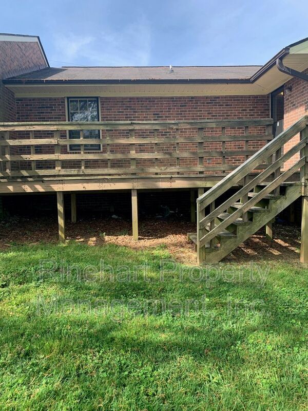 Foto del edificio - 446 Willowspring Ln