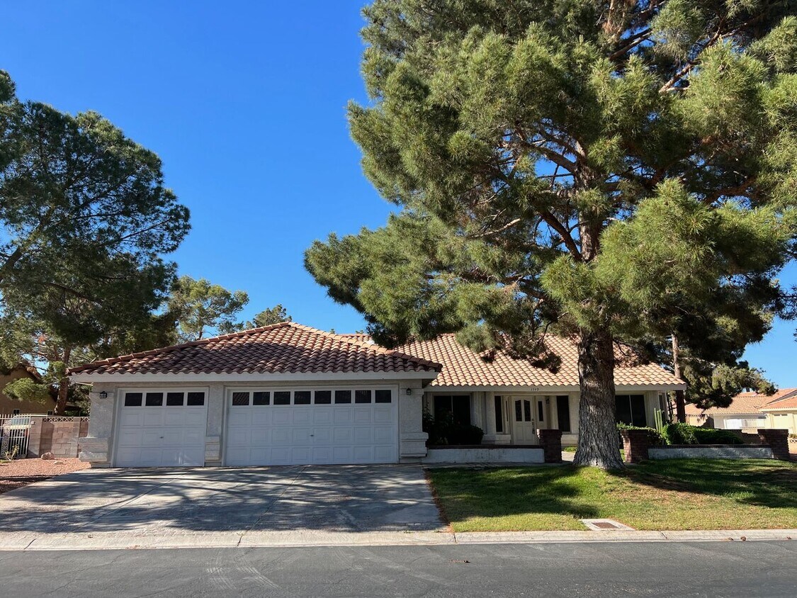 Foto principal - SINGLE STORY 4 BEDROOM 3 CAR GARAGE WITH R...