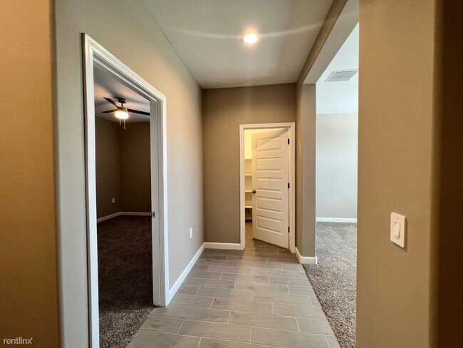 Foto del edificio - 4 br, 2 bath House - 18844 West Madison St...