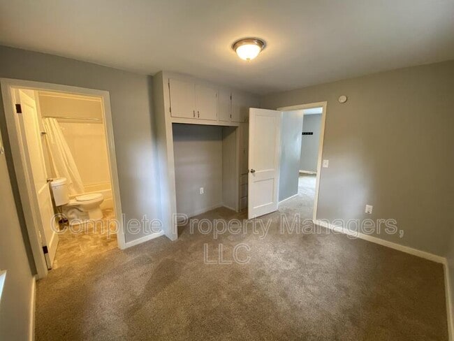 Building Photo - 220 E 7th St