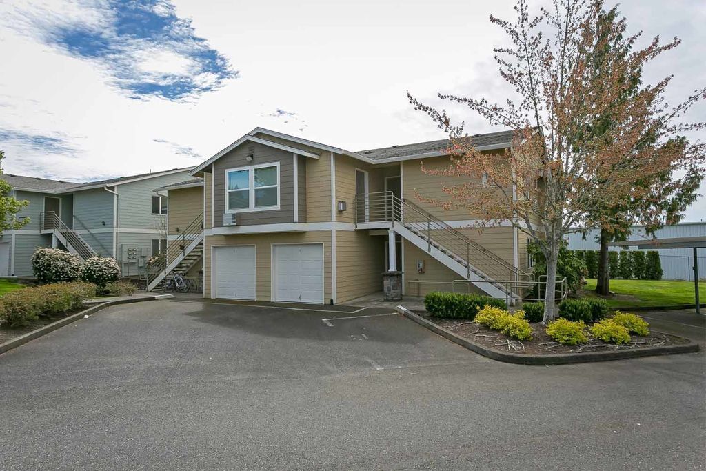 Foto principal - Fantastic Main Level Condo w/Garage, Patio...