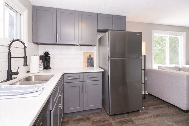 Foto del edificio - 7703 ESSEN AVE PARMA, OH. 44129