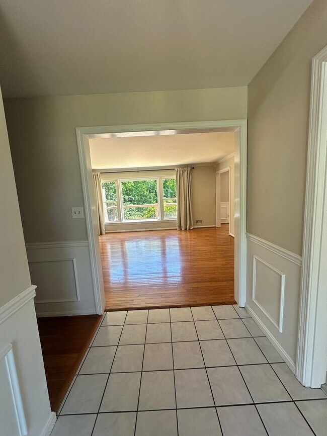 Building Photo - Charming Walk-Out Ranch in Sought-After Ba...