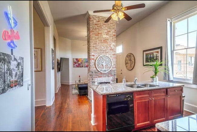Building Photo - Historic, Renovated 3BR with Wrap-Around B...