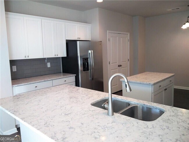 Foto del edificio - 5023 Garrett Ct