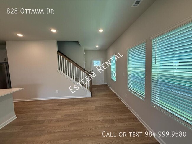 Building Photo - 828 Ottawa Dr