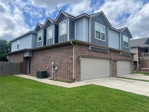 Building Photo - 1211 N Sicily Ln