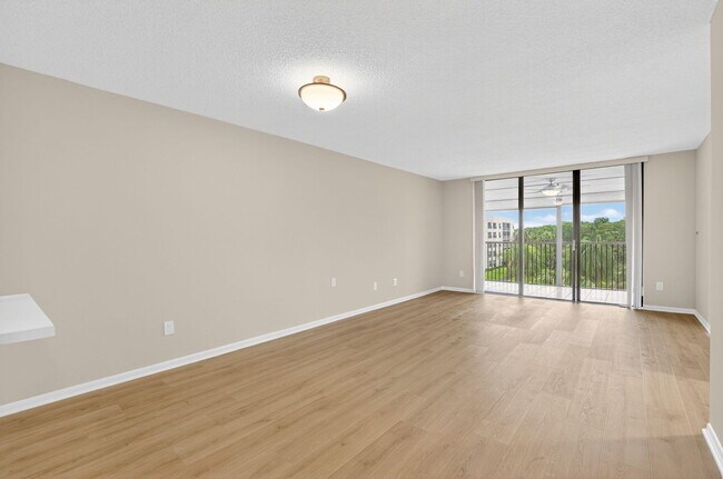 Foto del edificio - 2900 NW 42nd Ave