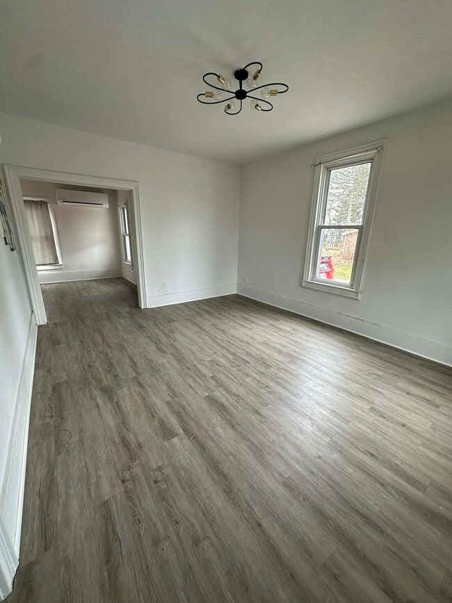 Building Photo - 725 Hopkins St