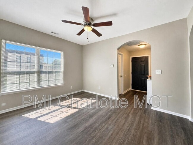 Foto del edificio - 1029 Plymouth St