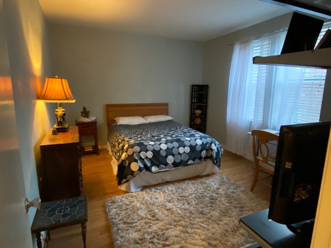 Large bedroom - 1808 N Queens Ln