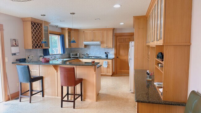 Foto del edificio - Available Now: this spacious 3brm/2 bath r...