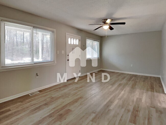 Building Photo - 2407 Maplewood Ln