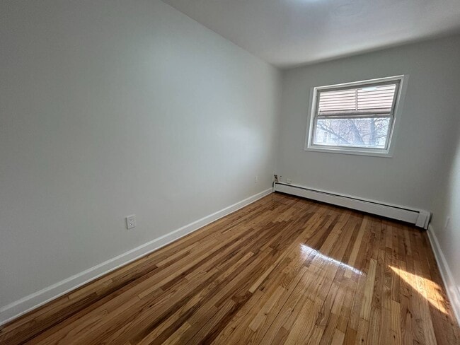 Building Photo - 1902 Barnes Ave