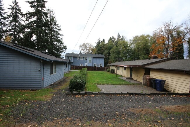 Building Photo - Spacious 3 bedroom, 2 bath home in Northea...