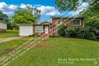 Building Photo - 2230 Viscount Dr NW