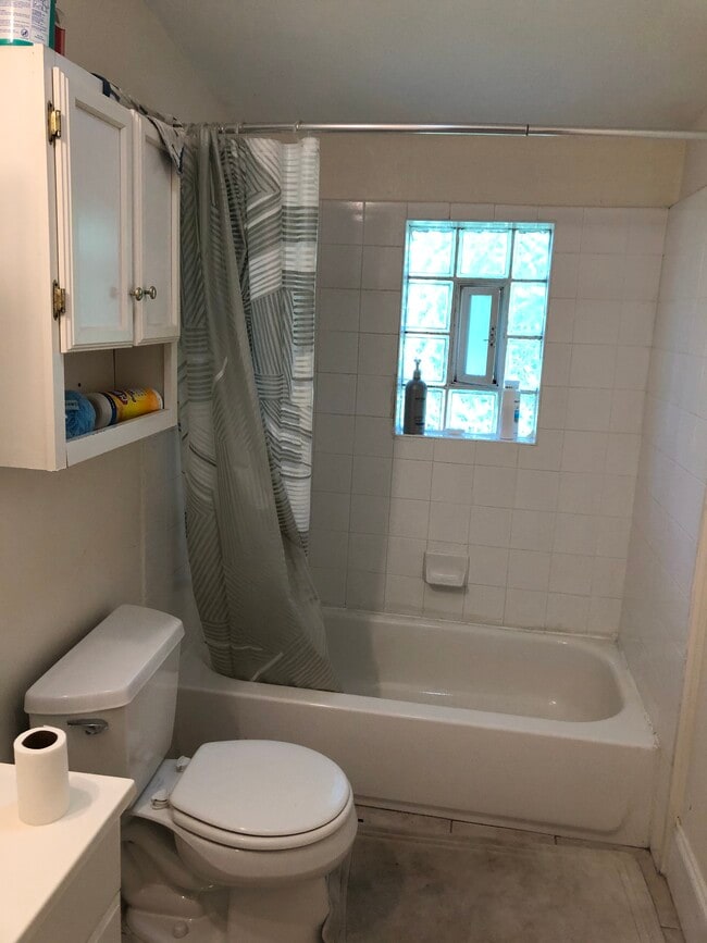 3 bathrooms - 1117 Foster St