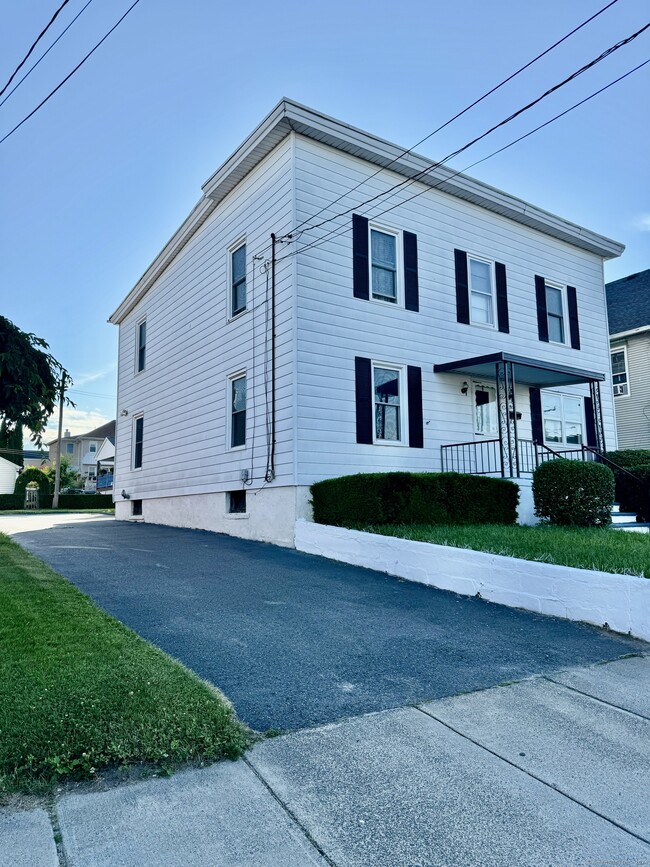 Building Photo - 704 Highland Ave