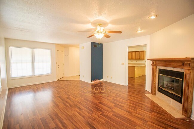 Foto del edificio - LARGE TOWNHOME CLOSE TO CAMPUS - LOTS OF SPACE!