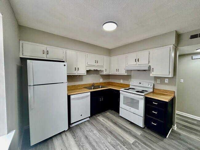 Building Photo - 2 Bed/1.5 Bath Apartment-Rossville, GA