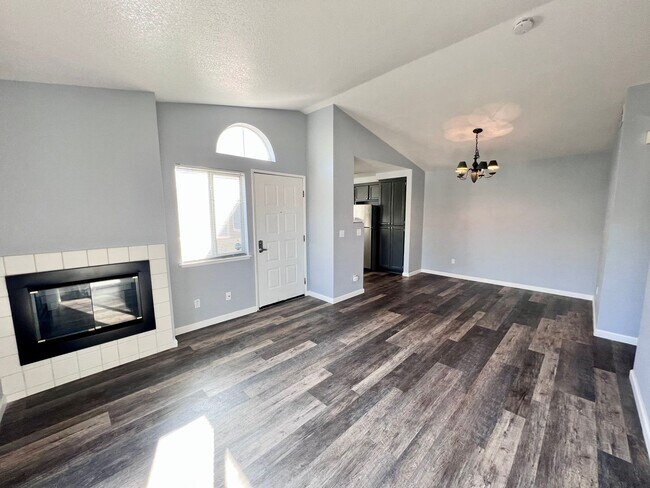 Foto del edificio - Beautifully updated 2 bedroom with garage ...