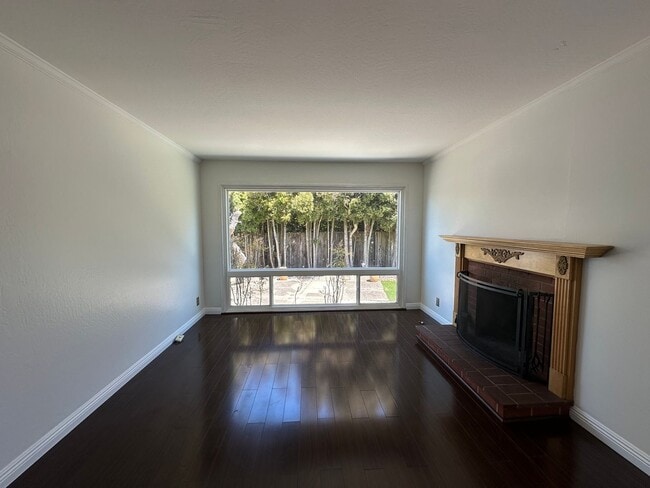 Building Photo - Beautiful Rollingwood Home