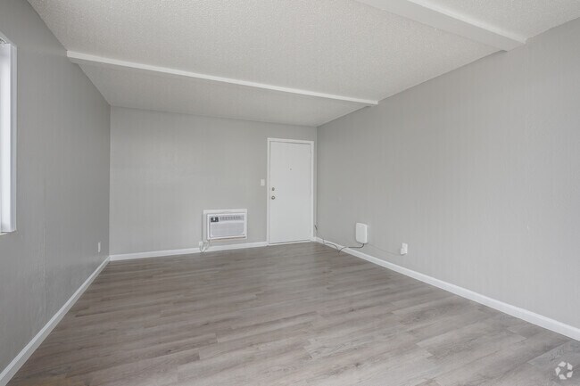 2 habitaciones, 1 baño - 900 pies cuadrados - Sala de estar - Pennsylvania Place