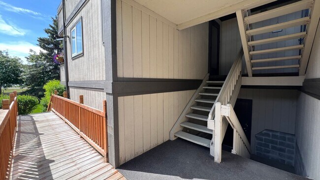 Building Photo - Bright 2 Bed / 2 Bath Condo with views of ...