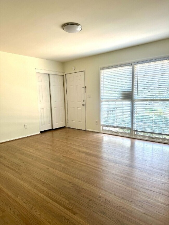 Building Photo - Bright & Airy 3-Bedroom home with Bonus Den