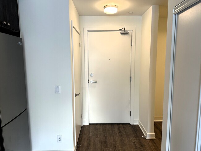 Photo du bâtiment - Beautiful Bowmanville Condo! (1+Den, 1 Bath)