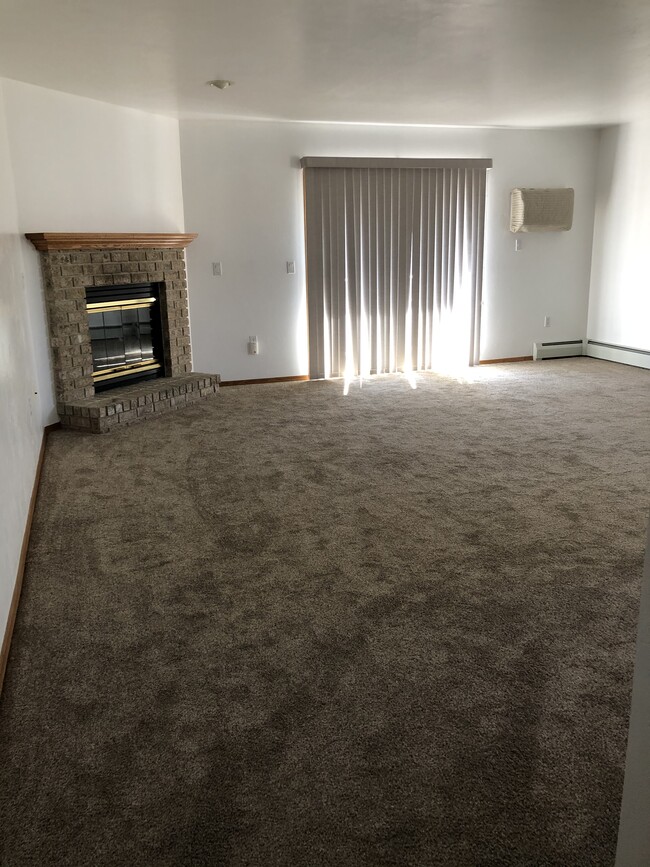Living room approx 20' x 20'. - 216 S Fisk St
