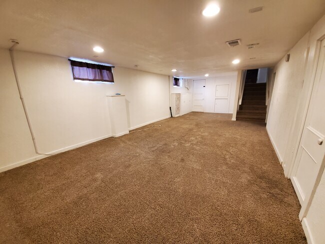 Large Basement - 5555 Alcott St