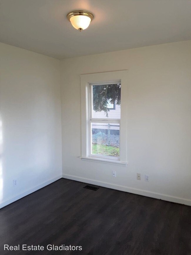 Foto del edificio - 4 br, 1 bath House - 129 S Ferry Ave