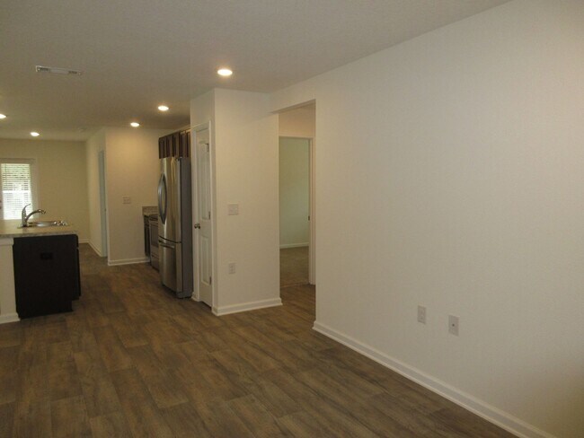 Building Photo - Excellent 3 Bedroom in Milton