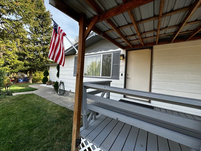 Foto del edificio - 2 Bedroom 1 Bath Single Family Home w/Atta...