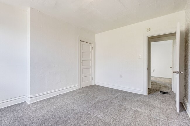 Building Photo - AVAILABLE AUGUST 2026 - 2 Bedroom Home w/ Original Layout!