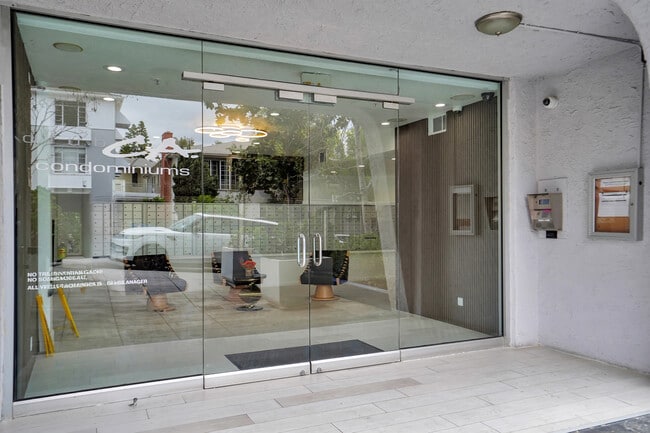 Building Photo - 10982 Roebling Ave