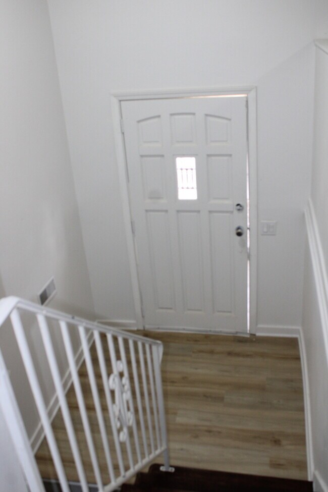 Foto del edificio - Spacious and inviting 5-bedroom, 2.5-bath home located in Kansas City, MO