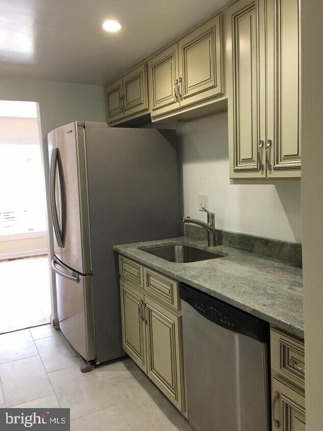 Foto principal - 7443 Jayhawk St