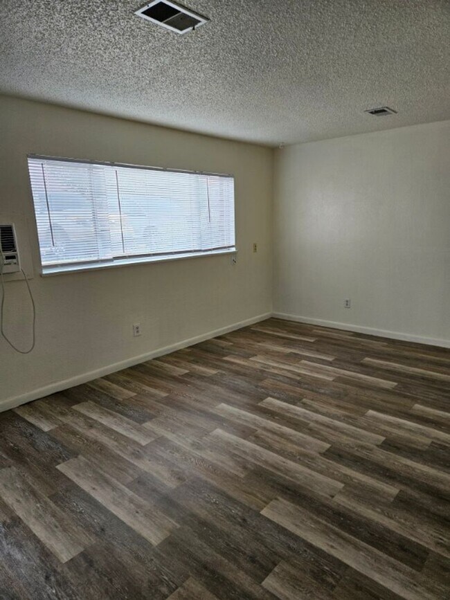 Foto del edificio - 300 W Union Ave