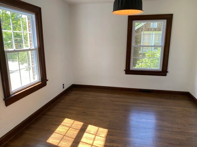 Building Photo - 806 S Woodlawn Ave