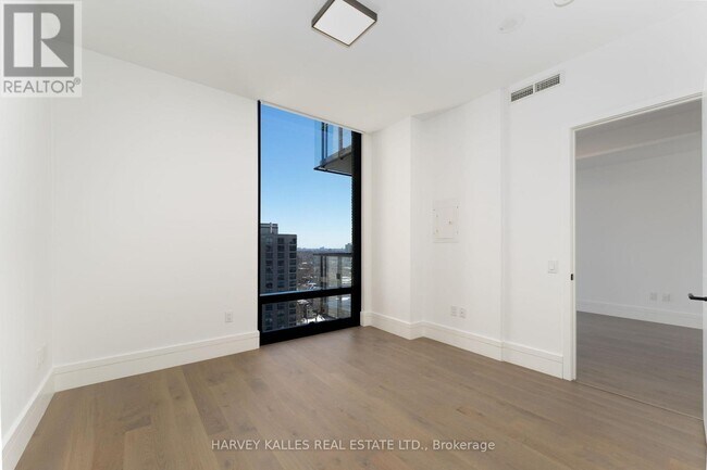 Building Photo - 215 Lonsdale Rd