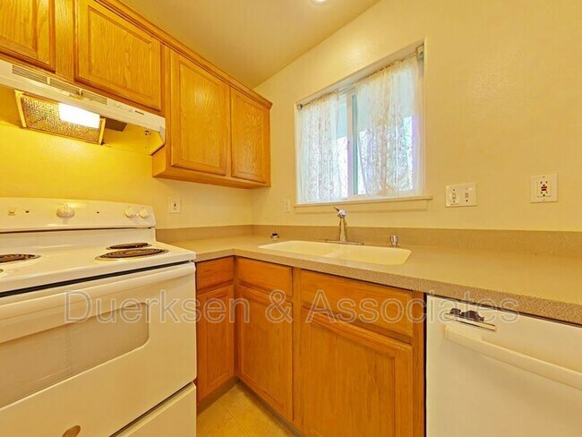Building Photo - 3105 NE Flintlock Pl