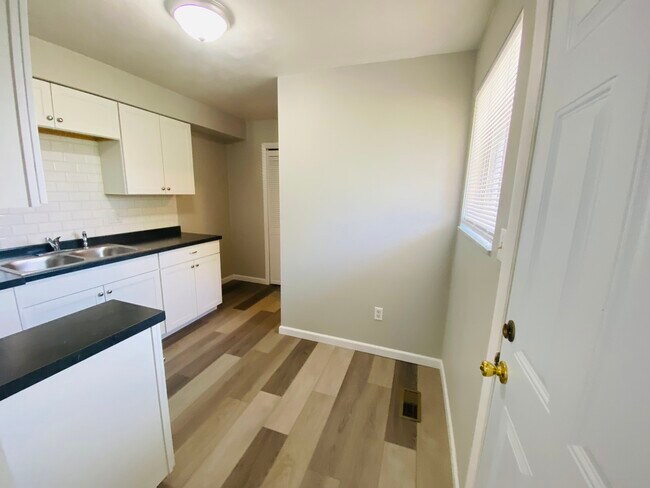 Building Photo - 464 Burman Ave