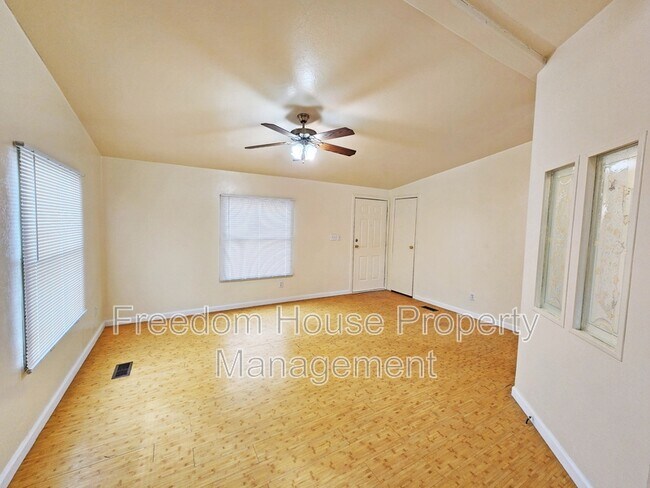 Building Photo - 1550 W Irons St