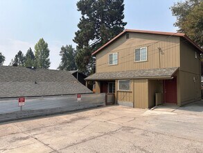 Building Photo - 1018 NW Ogden Ave